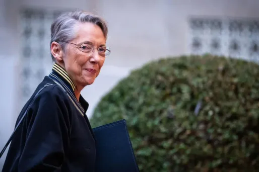 Élisabeth Borne s'est dite prête lundi à "associer" des jeunes à la préparation de politiques publiques relatives à la transition écologique.