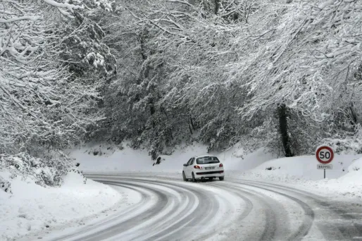 Vents violents, pluies importantes, vagues submersives... 20 départements sont encore en vigilance orange ce mardi.