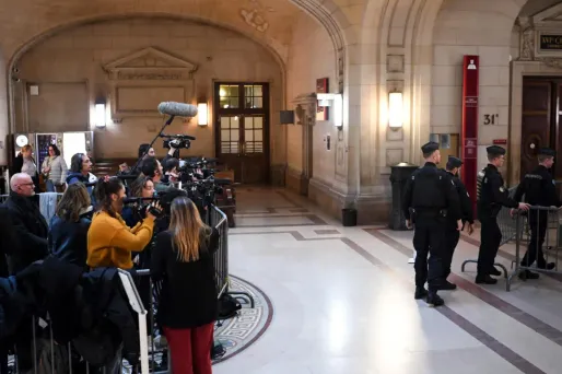 La chambre de l'instruction de la cour d'appel de Paris rendra sa décision mardi concernant l'éventuel retour en détention provisoire de l'humoriste Pierre Palmade.