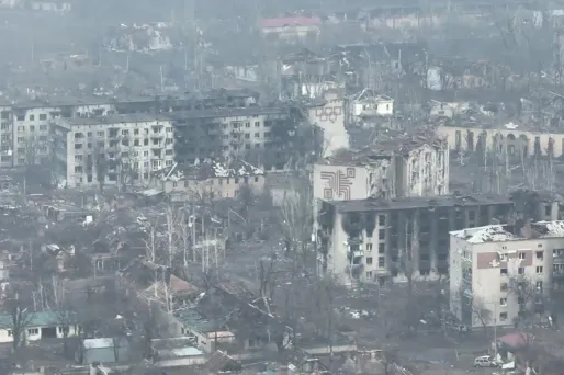 La ville de Bakhmout est "pratiquement encerclée", selon le patron de Wagner.
