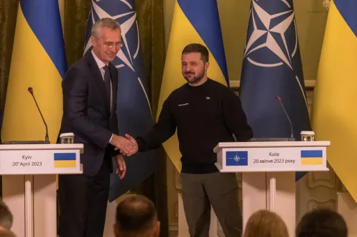 Jens Stoltenberg (à gauche) et Volodymyr Zelensky (à droite) se sont rencontrés ce jeudi à Kiev. (Illustration)