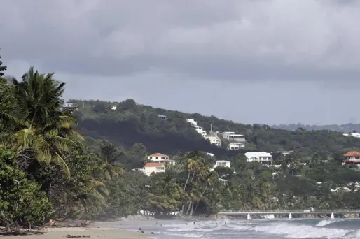 L'île est désormais en vigilance orange pour fortes pluies et vagues de submersion (Illustration).