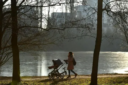 Dans le quotidien d'une mère célibataire : "Les enfants trinquent", témoigne Emma