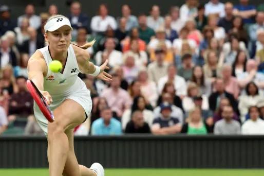 La tenante du titre femme de Wimbledon Elena Rybakina s'est facilement qualifiée pour le deuxième tour.