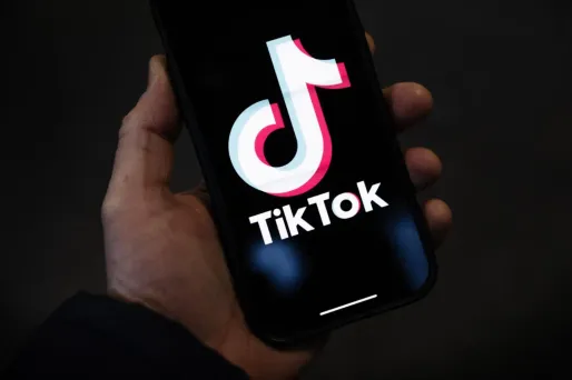 Un nouveau défi pour le moins étrange a émergé sur TikTok.