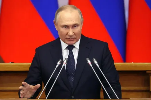 Vladimir Poutine menace l'Occident de réduire la production de pétrole russe, après l'annonce du plafonnement du prix de ce dernier