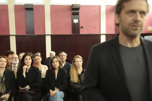 "L'homme de nos vies" raconte l'histoire de quatre femmes qui s'unissent pour faire tomber un arnaqueur