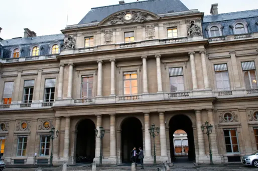 Le Conseil d'État a rejeté le décret d'application, interdisant la vente sous emballages plastiques de certains fruits et légumes.