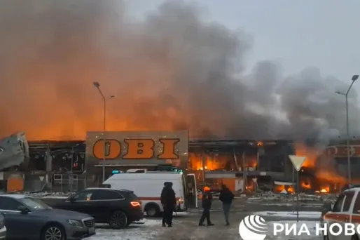 Les services d'urgence russes soupçonnent qu'un acte "criminel" soit à l'origine du vaste incendie qui a démarré dans la nuit de jeudi à vendredi dans un centre commercial de la banlieue de Moscou.