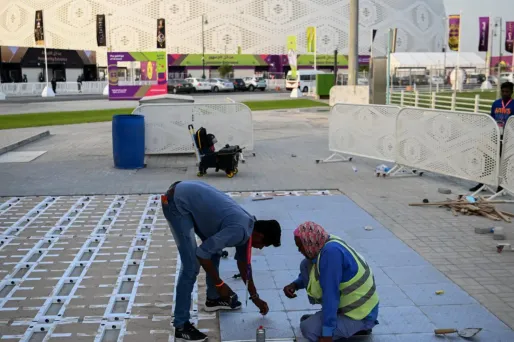 Une filiale de Vinci mise en examen par la justice française au sujet des conditions de travail sur les chantiers du Mondial au Qatar.