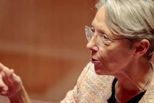 Élisabeth Borne doigt