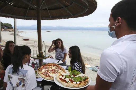 La restauration est particulièrement touchée par les horaires décalés.