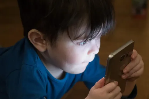 Seulement 13,5% des parents respectent les recommandations de ne pas exposer aux écrans les enfants de moins de deux ans.