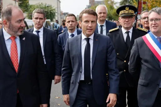 Emmanuel Macron a promis lundi une "vraie décentralisation