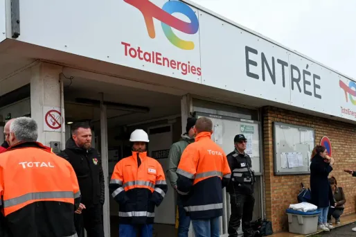 Les salariés réquisitionnés reçoivent une convocation en main propre de la part d'huissiers ou directement des forces de l'ordre.