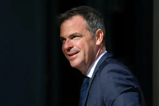 Le porte parole du gouvernement Olivier Véran promet une "amélioration" dans les prochains jours au sujet des pénuries de carburants