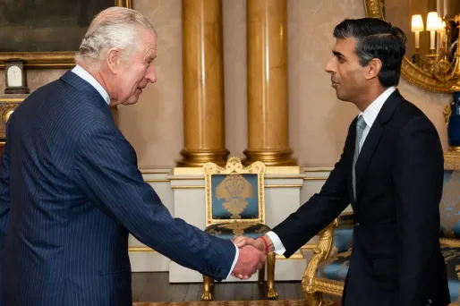 Rishi Sunak devient officiellement Premier ministre britannique.