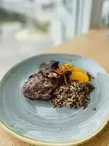 Côtelettes à la datte et sauge, moudardara de riz et lentilles par Karim Haïdar