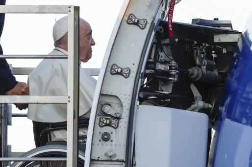 Le pape François est arrivé mardi à Nur-Sultan, capitale du Kazakhstan, pour une visite de trois jours.