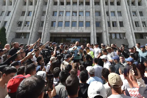 Des manifestants demandent aux autorités kirghiz de soutenir les habitants de la province de Batken après un regain de tensions avec le Tadjikistan.