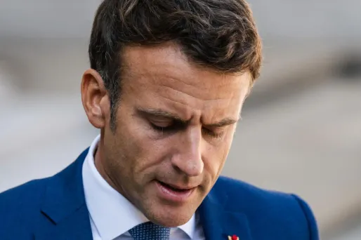 «Sa mort laisse en nous un vide» : Emmanuel Macron salue la mémoire de la reine Elizabeth II
