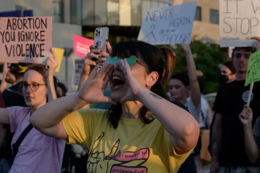 Aux États-Unis, de nombreuses manifestations ont eu lieu après l'annonce de la Cour supreme de révoquer le droit à l'avortement.