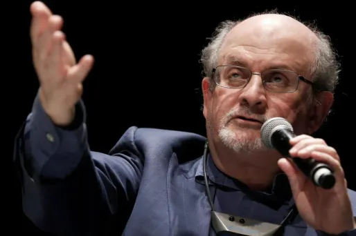 Salman Rushdie a été poignardé alors qu'il s'apprêtait à donner une conférence dans l'État de New York, aux États-Unis.
