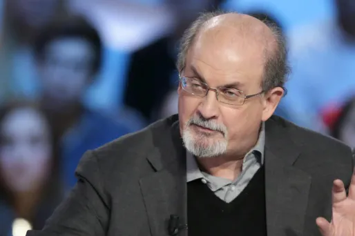 Salman Rushdie se trouve toujours dans un état critique.