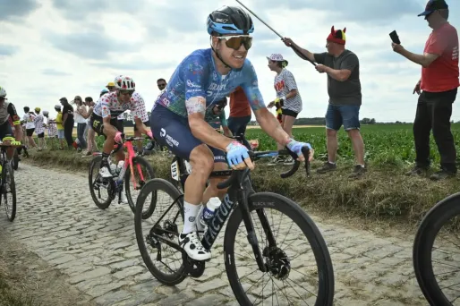 L'Australien Simon Clarke a remporté la 5e étape du Tour de France.