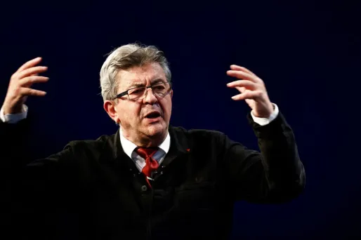 Macron continue de pilonner Mélenchon qui y voit de la «panique».