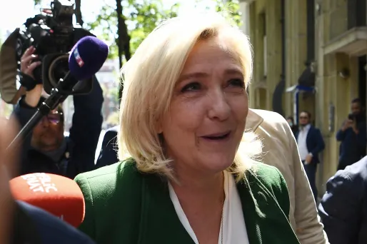 Législatives : Marine Le Pen veut proposer une loi contre le port du burkini