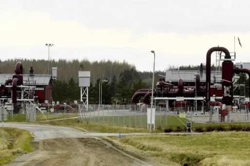 Le géant russe de l'énergie Gazprom a annoncé samedi avoir suspendu toutes ses livraisons de gaz à la Finlande.