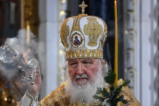 Sur cette photo d'archive prise le 6 janvier 2022, le patriarche russe Kirill célèbre un service de Noël à la cathédrale du Christ-Sauveur à Moscou.