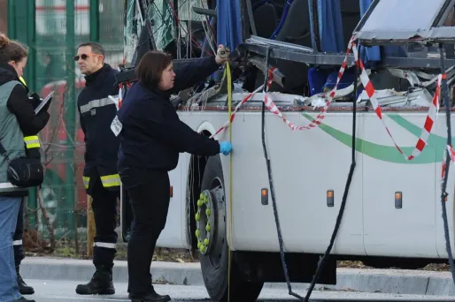 Des policiers français travaillent près de l'épave d'un bus scolaire après sa collision avec un camion à Rochefort le 11 février 2016.
