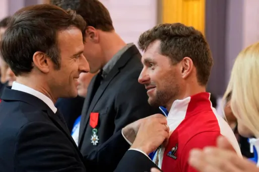 Emmanuel Macron a remis la Légion d'honneur aux athlètes français médaillés d'or.