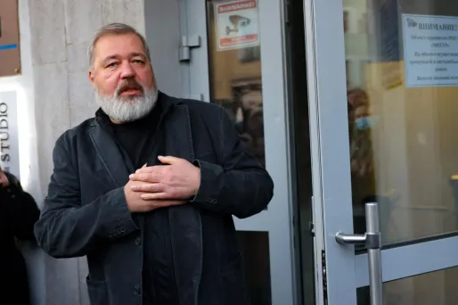 Le rédacteur en chef du principal journal indépendant russe Novaïa Gazeta et lauréat du prix Nobel de la paix 2021, Dmitry Muratov, rencontre des journalistes devant les bureaux du journal à Moscou.