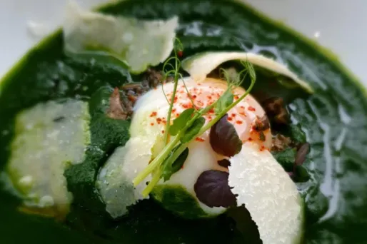 Soupe de cresson, oeuf basse température et parmesan par le chef Eddy Creuzé