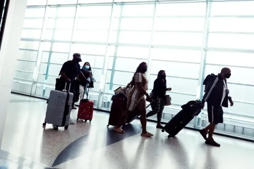 Le gouvernement allège à partir de samedi les contrôles sanitaires s'appliquant aux voyageurs vaccinés arrivant en France