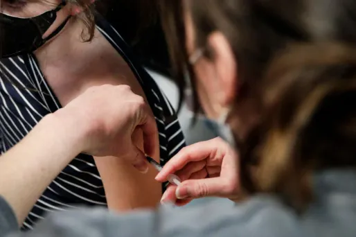 Le gouvernement va ouvrir le rappel de vaccin contre le Covid-19 aux 12-17 ans vivant près de personnes fragiles (Illustration).