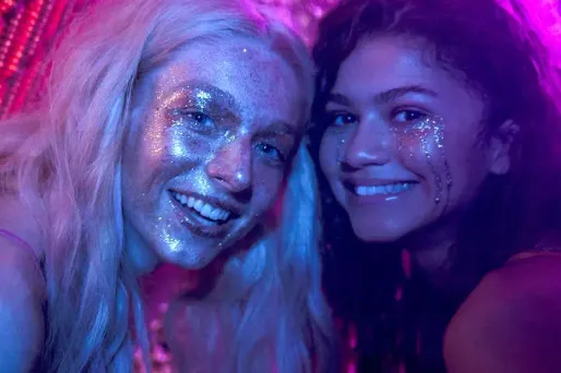 La fête bat son plein dans la série "Euphoria" avec les actrices Zendaya et Hunter Schafer.