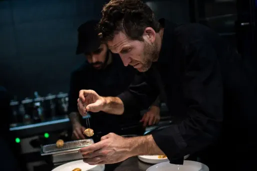 Alexandre Mazzia est le seul chef à gagner une troisième étoile dans la dernière édition du guide Michelin.