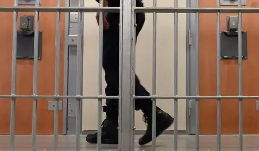 La mère d'une enfant de trois semaines a vu son droit de visite suspendu.