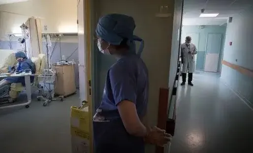 Le nombres de patients à l'hôpital demeure relativement stable sur les dernières 24 heures.