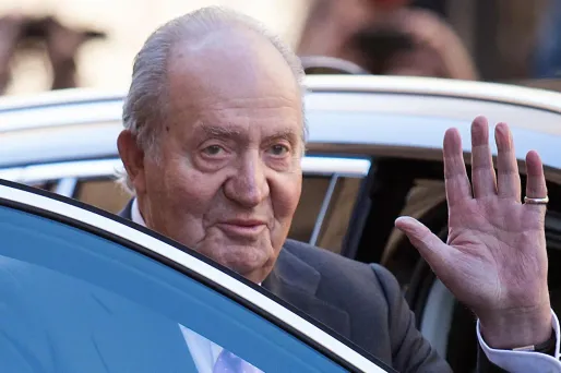Juan Carlos, ancien roi d'Espagne visé par plusieurs enquêtes judiciaires, a versé près de 4,4 millions d'euros au fisc afin de régulariser sa situation.