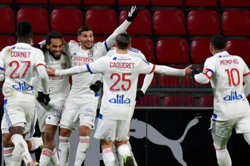 Longtemps mené 2-0 à Rennes, l'OL a arraché un nul inespéré (2-2) samedi pour virer en tête à la mi-championnat.