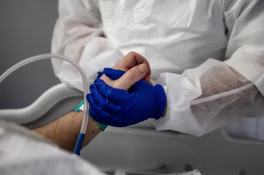 Covid-19 : 22.000 nouvelles contaminations en France, le taux de positivité progresse