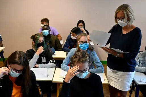 "On ne sait même pas si ces hypothèses sont encore à l'étude, ni ce qui est préparé pour la rentrée", déplore le SNES.