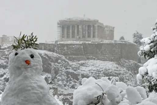 Le Parthénon était recouvert de neige mardi, après une forte vague de froid.