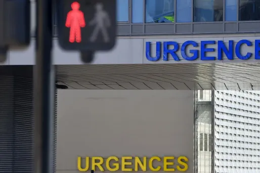 Un enseignant en grève de la faim depuis 17 jours a été hospitalisé lundi au Puy-en-Velay après un malaise.