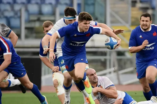 Le Français Matthieu Jalibert échappe au plaquage italien, lors de la victoire des Bleus en ouverture du tournoi des Six nations.